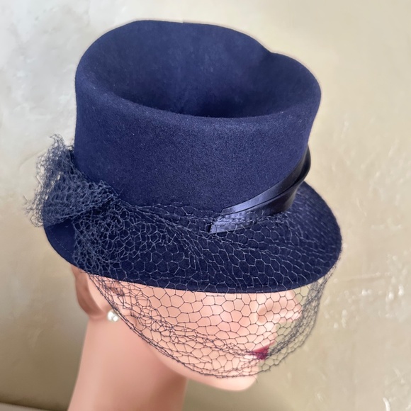 DISTINGUISHED 1940's NAVY TILT FELT HAT - INDENTED CYLINDRICAL CROWN & VEIL - Picture 7 of 13